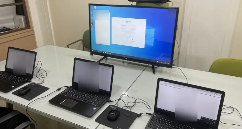 화상면접을 준비한 노트북 여러 대